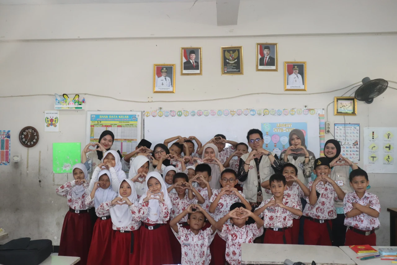 Relawan berkumpul bersama anak-anak sekolah