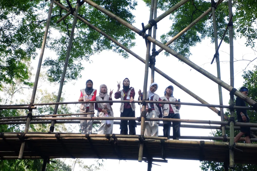 Relawan berdiri di jembatan bambu di Baduy